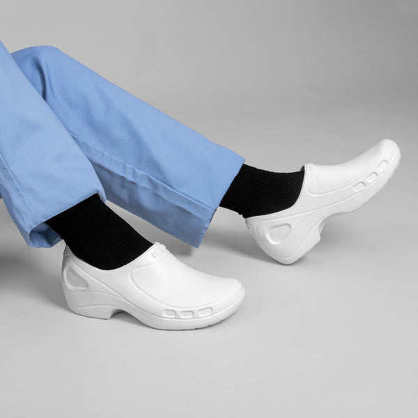 EVERLITE CLOSED 01 medical work shoe – main view